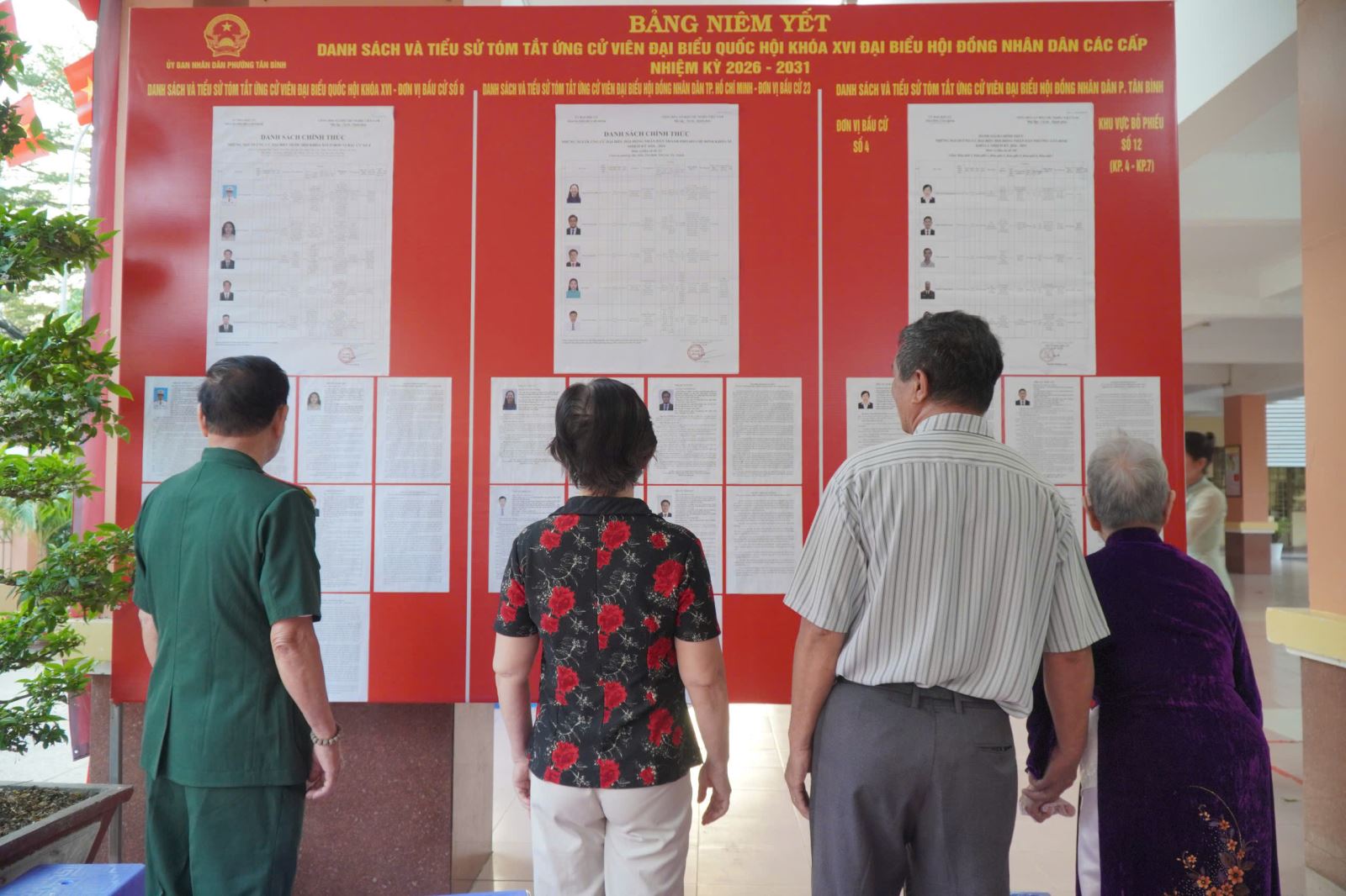 C&aacute;c cử tri xem th&ocirc;ng tin c&aacute;c ứng cử vi&ecirc;n tại điểm bỏ phiếu số 12, đơn vị số 4 (Trường THPT Nguyễn Ch&iacute; Thanh) phường T&acirc;n B&igrave;nh