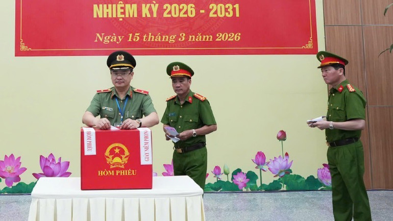 Giám đốc Công an thành phố Huế bỏ lá phiếu đầu tiên tại tổ khu vực bỏ phiếu 21. Giám đốc Công an thành phố Huế bỏ lá phiếu đầu tiên tại tổ khu vực bỏ phiếu 21.