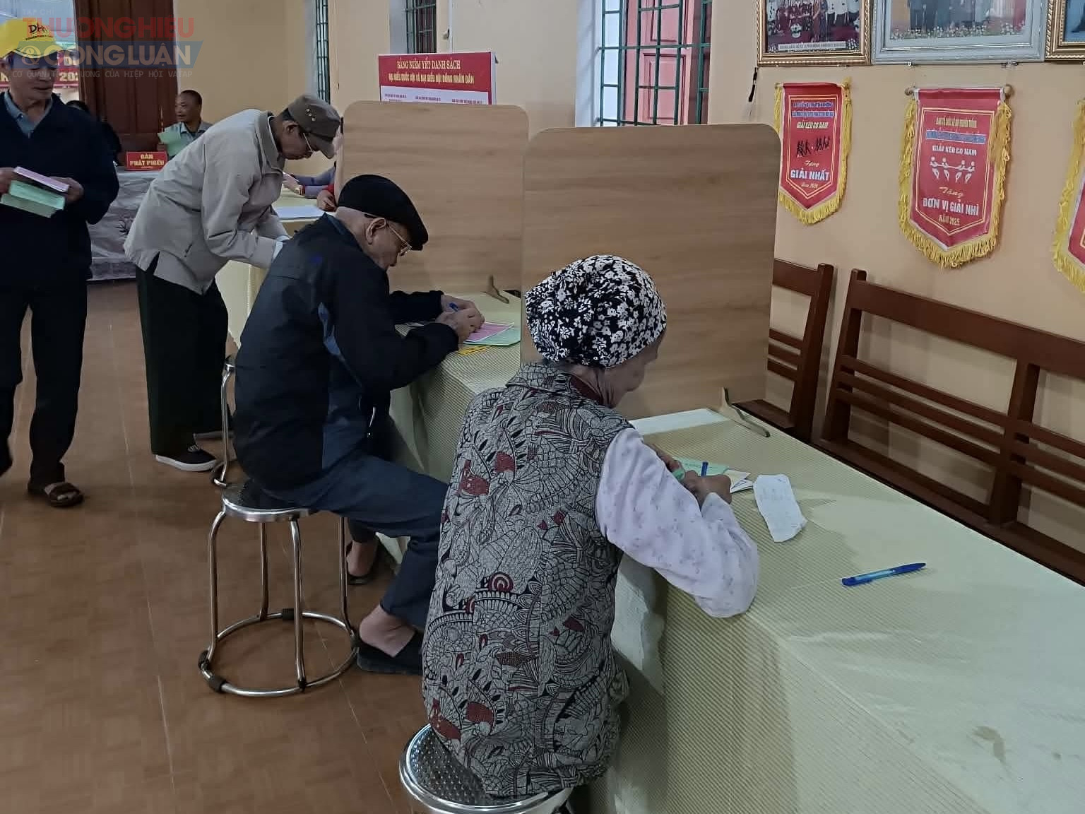 Khu vực bỏ phiếu bố trí bàn hướng dẫn cử tri, bàn viết phiếu có vách ngăn; nơi đặt hòm phiếu bảo đảm đúng quy định. Khu vực bỏ phiếu bố trí bàn hướng dẫn cử tri, bàn viết phiếu có vách ngăn; nơi đặt hòm phiếu bảo đảm đúng quy định.