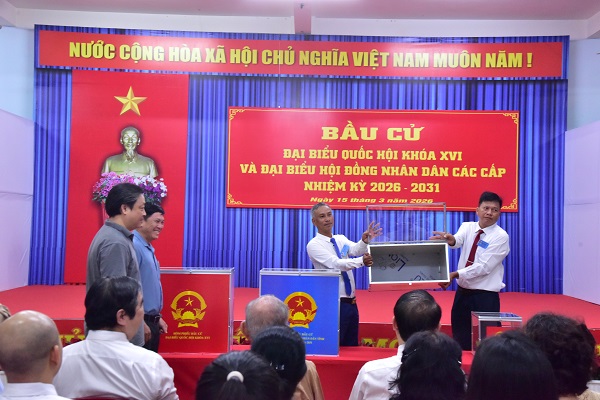 Mời 2 cử tri (kh&ocirc;ng phải người ứng cử Đại biểu Quốc hội v&agrave; HĐND c&aacute;c cấp) l&ecirc;n kiểm tra h&ograve;m phiếu