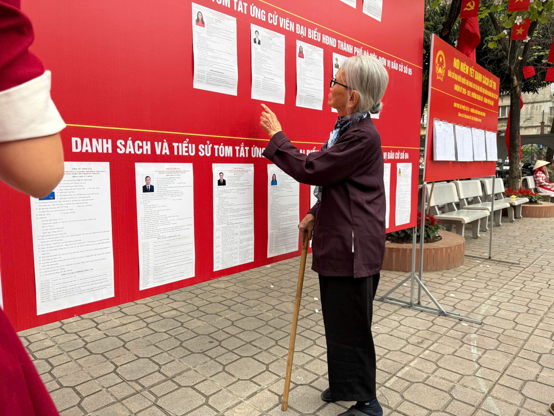 Hà Nội: Cử tri hào hứng “check-in” Ngày bầu cử, người cao tuổi vẫn trực tiếp đi bỏ phiếu