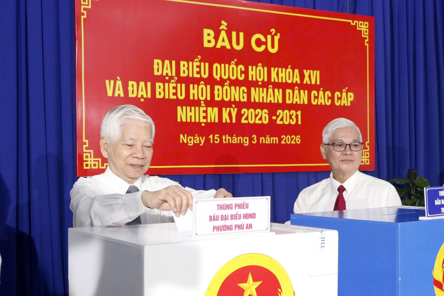 Nguyên Chủ tịch nước Nguyễn Minh Triết bỏ phiếu tại phường Phú An, TP. HCM