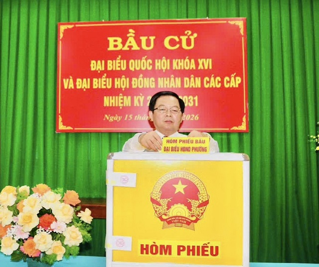 Phó thủ tướng Hồ Quốc Dũng tham gia bỏ phiếu. Phó thủ tướng Hồ Quốc Dũng tham gia bỏ phiếu.