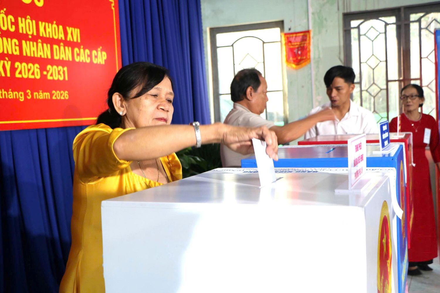 C&aacute;c cử tri thực hiện bỏ phiếu bầu đại biểu Quốc hội v&agrave; HĐND c&aacute;c cấp