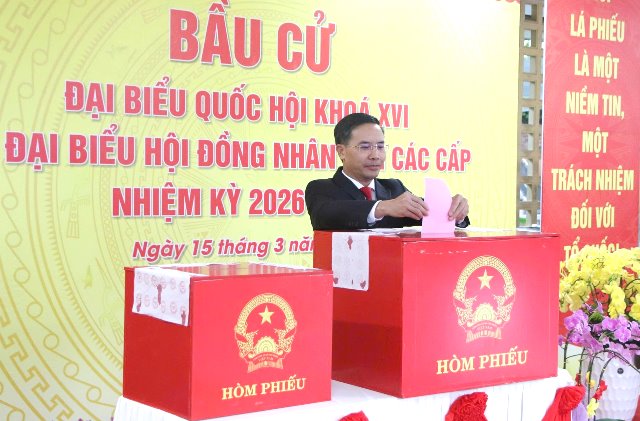 Chủ tịch UBND TP. Đ&agrave; Nẵng Phạm Đức Ấn thực hiện quyền c&ocirc;ng d&acirc;n, bỏ phiếu bầu cử.