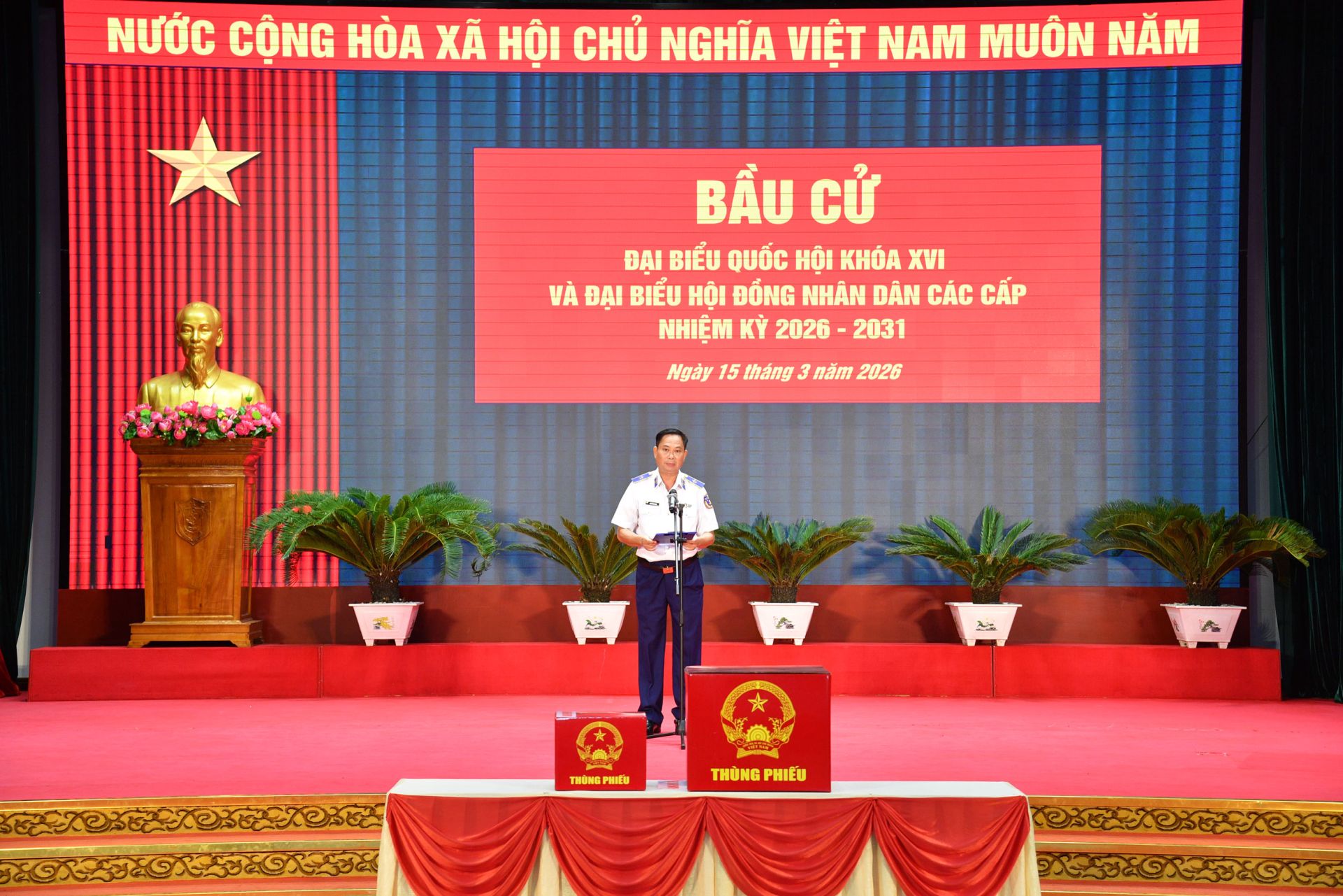 Thiếu tướng Nguyễn Văn Dũng - Bí thư Đảng ủy, Chính ủy Bộ Tư lệnh Vùng Cảnh sát biển 4 - Trưởng ban chỉ đạo bầu cử phát biểu khai mạc bầu cử. Thiếu tướng Nguyễn Văn Dũng - Bí thư Đảng ủy, Chính ủy Bộ Tư lệnh Vùng Cảnh sát biển 4 - Trưởng ban chỉ đạo bầu cử phát biểu khai mạc bầu cử.