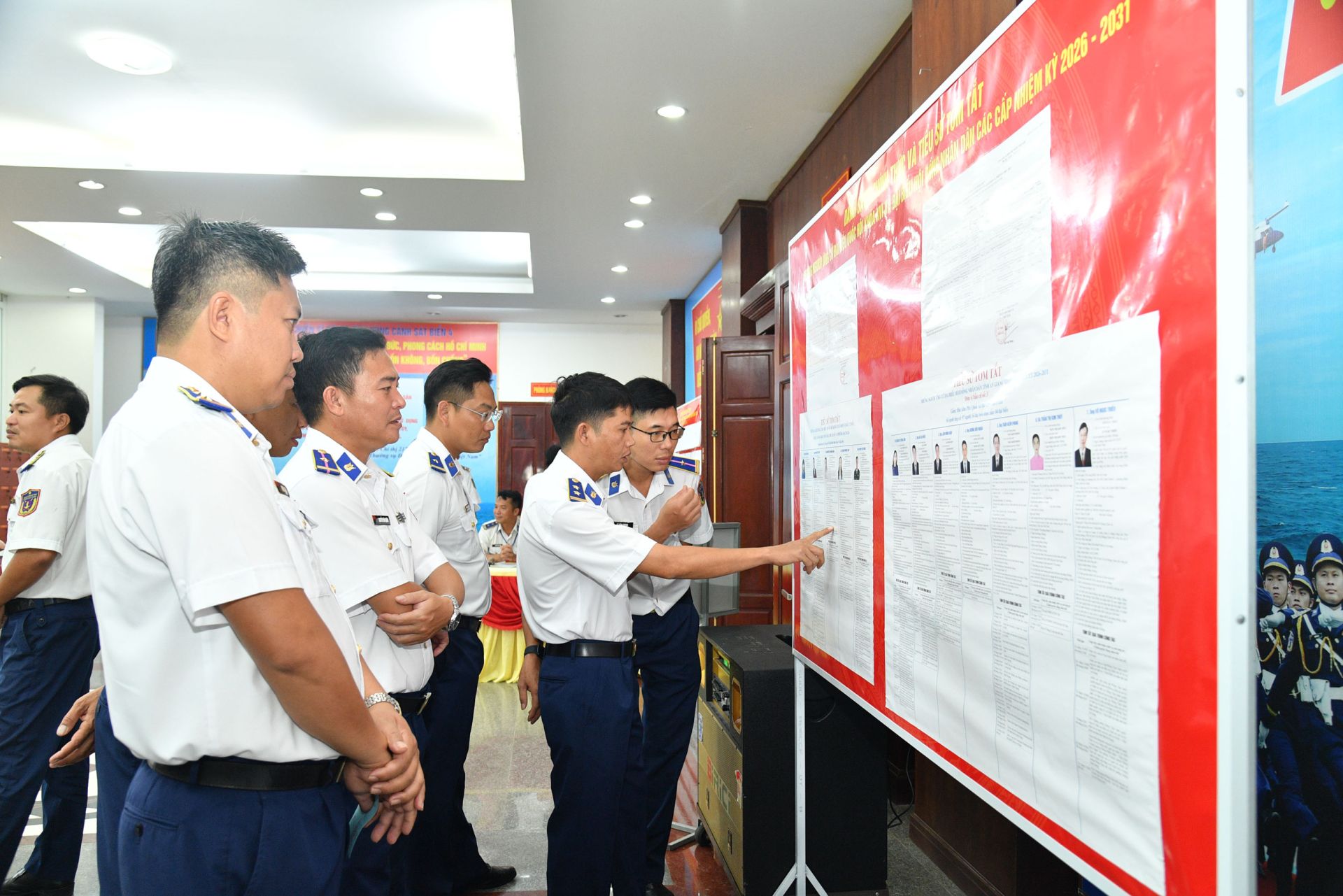 Cán bộ, chiến sĩ Bộ Tư lệnh Vùng Cảnh sát biển 4 nghiên cứu kỹ tiểu sử của các ứng cử viên. Cán bộ, chiến sĩ Bộ Tư lệnh Vùng Cảnh sát biển 4 nghiên cứu kỹ tiểu sử của các ứng cử viên.