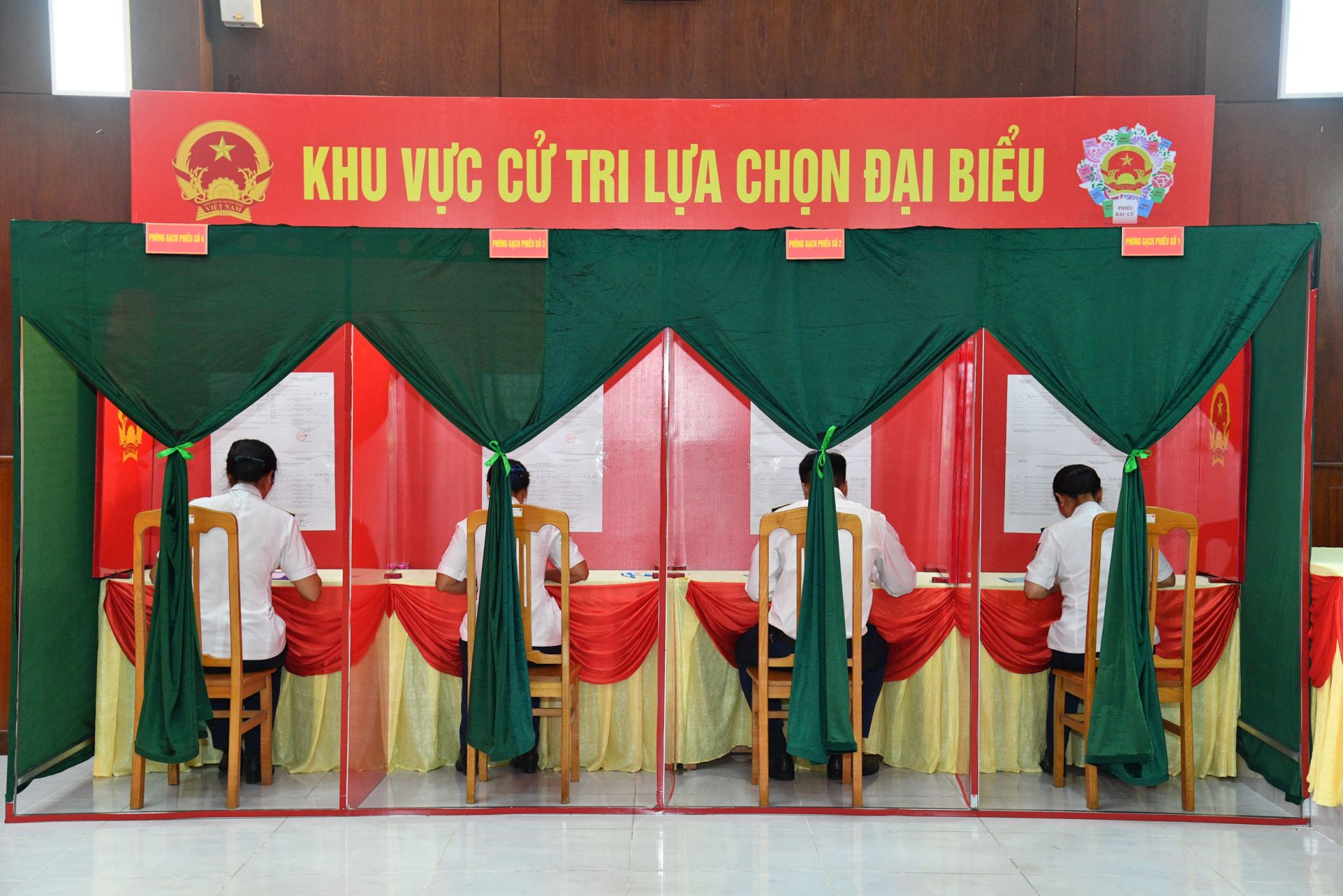 Cử tri Bộ Tư lệnh Vùng Cảnh sát biển 4 viết phiếu bầu Cử tri Bộ Tư lệnh Vùng Cảnh sát biển 4 viết phiếu bầu