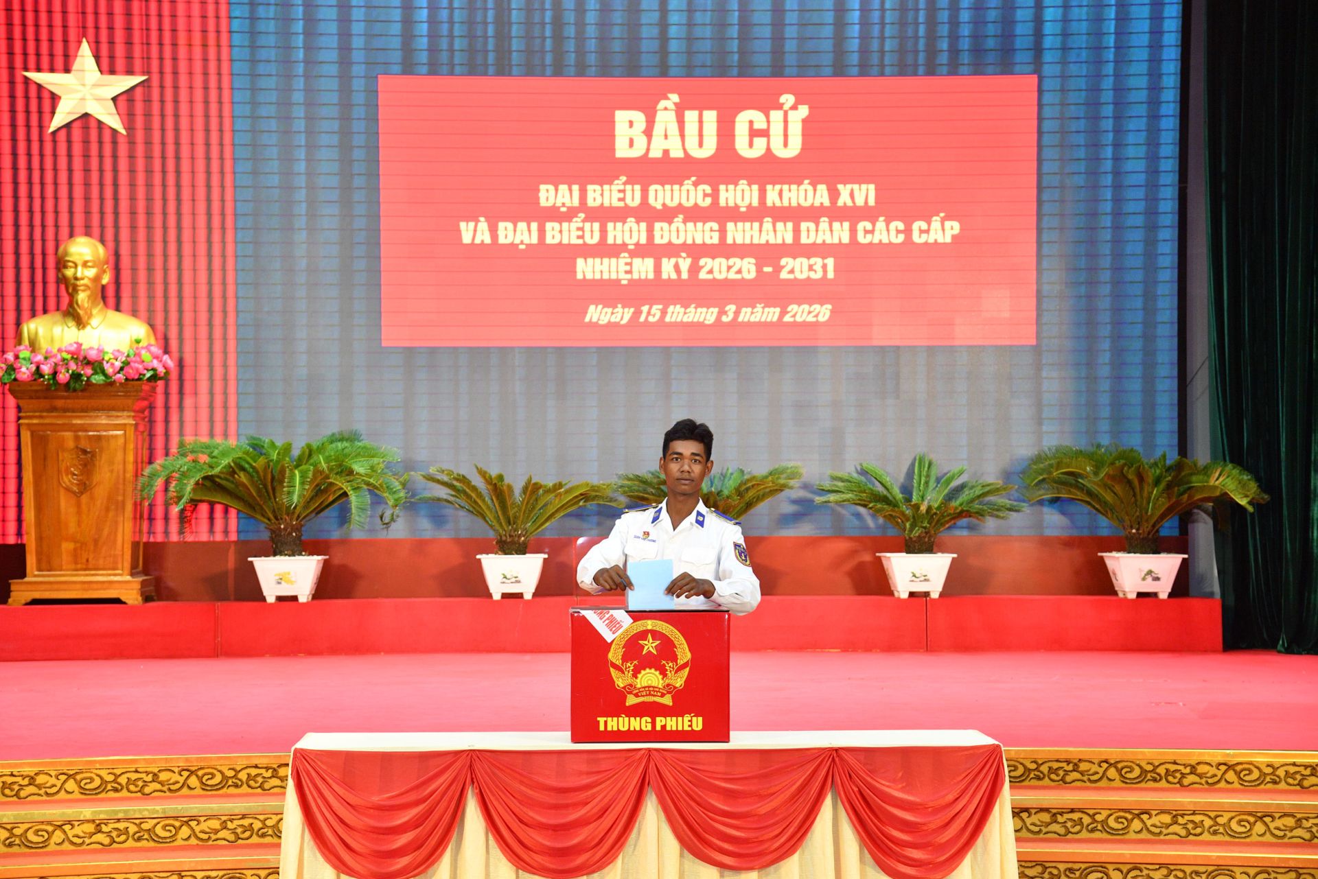 Hạ sĩ Chao Dũy Hào - Chiến sĩ, Trung đội Vệ binh, Phòng Tham mưu, Bộ Tư lệnh Vùng Cảnh sát biển 4 phấn khởi lần đầu đi bỏ phiếu bầu cử. Hạ sĩ Chao Dũy Hào - Chiến sĩ, Trung đội Vệ binh, Phòng Tham mưu, Bộ Tư lệnh Vùng Cảnh sát biển 4 phấn khởi lần đầu đi bỏ phiếu bầu cử.