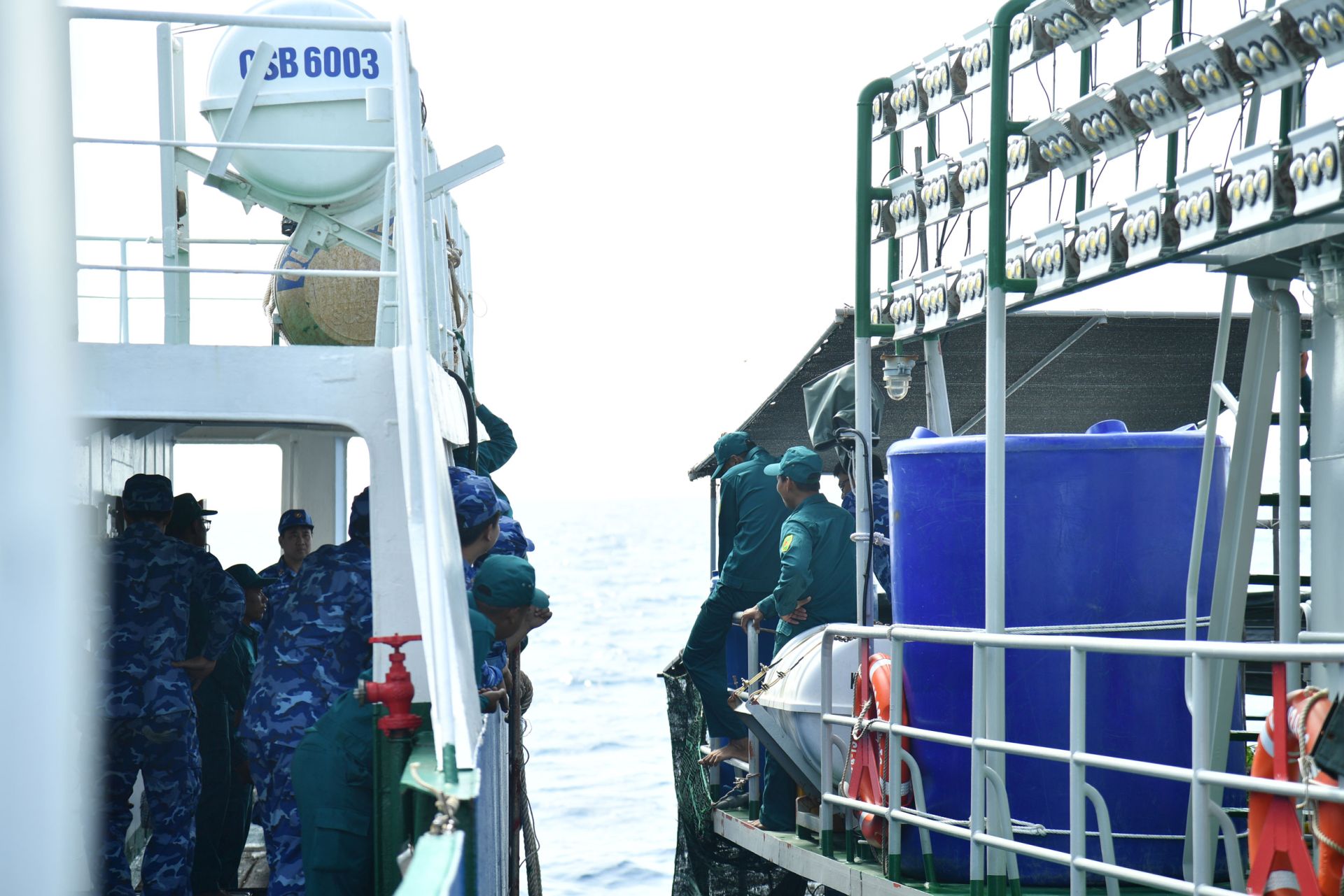 Tàu CSB 6003 cùng các thành viên Tổ bầu cử hành trình tới từng Tàu thực hiện nhiệm vụ trên biển để tổ chức bầu cử. Tàu CSB 6003 cùng các thành viên Tổ bầu cử hành trình tới từng Tàu thực hiện nhiệm vụ trên biển để tổ chức bầu cử.