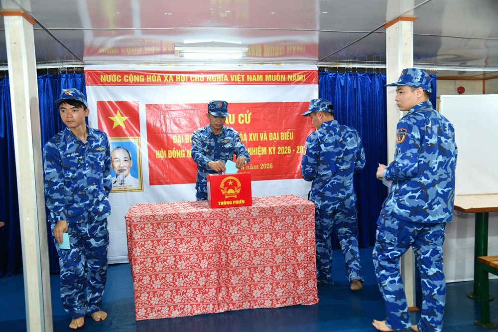 Các tàu thực hiện nhiệm vụ trên biển tiến hành bầu cử. Các tàu thực hiện nhiệm vụ trên biển tiến hành bầu cử.