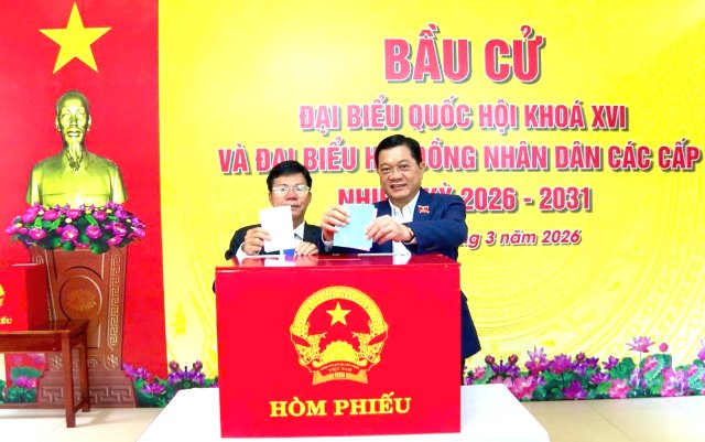 Ủy vi&ecirc;n thường vụ - Ph&oacute; Chủ tịch Thường trực HĐND TP. Đ&agrave; Nẵng Trần Phước Sơn v&agrave; Trưởng ban Nội ch&iacute;nh Th&agrave;nh ủy V&otilde; C&ocirc;ng Ch&aacute;nh bầu phiếu.