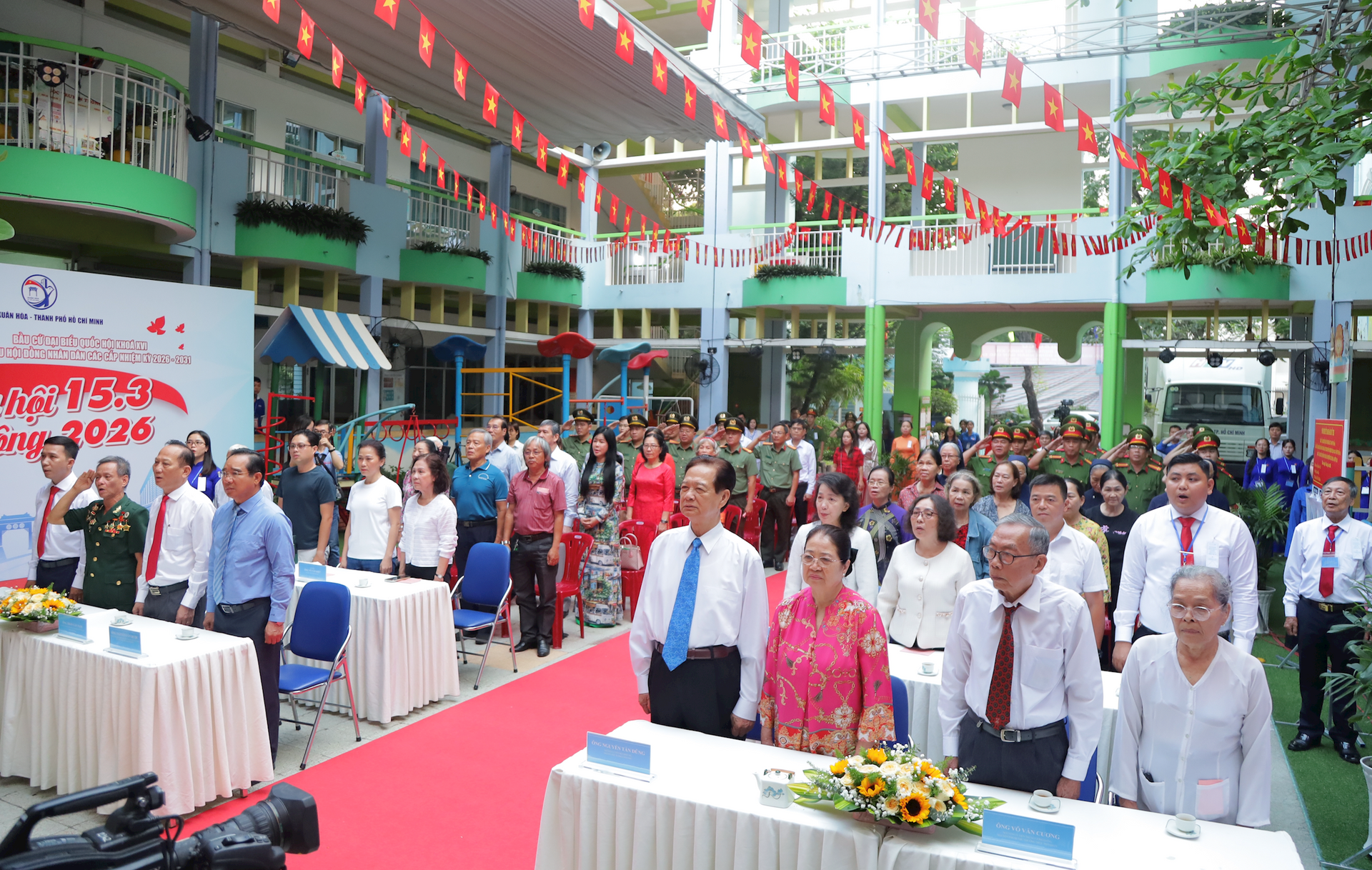 Nguyên Thủ tướng Nguyễn Tấn Dũng và Chủ tịch UBND TP. HCM Nguyễn Văn Được bỏ phiếu tại phường Xuân Hòa