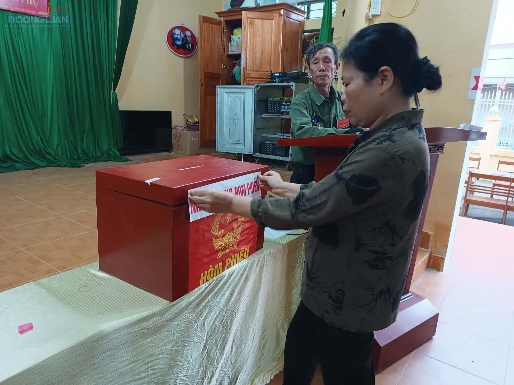 Chia sẻ với ph&oacute;ng vi&ecirc;n, b&agrave; Nguyễn Thị H&ograve;a, một cử tri tại x&atilde; Quỳnh Phụ, cho biết: &ldquo;Ng&agrave;y bầu cử l&agrave; dịp rất quan trọng để mỗi người d&acirc;n ch&uacute;ng t&ocirc;i thể hiện tr&aacute;ch nhiệm của m&igrave;nh. T&ocirc;i rất phấn khởi khi được trực tiếp tham gia bỏ phiếu, lựa chọn những người đại diện xứng đ&aacute;ng cho nh&acirc;n d&acirc;n.&rdquo;