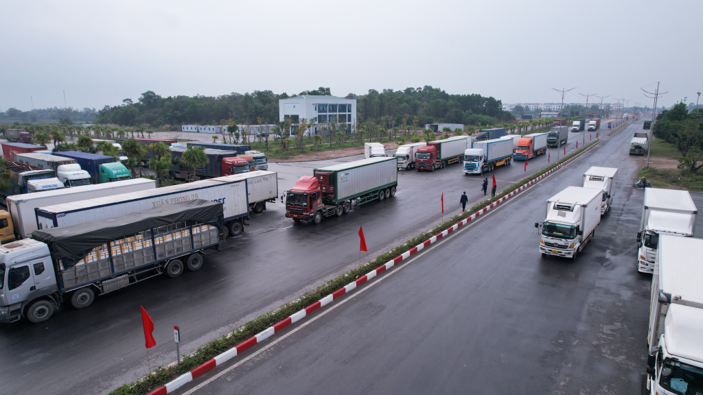Các phương tiện vận tải chờ thông quan tại cửa khẩu Bắc Luân II vào ngày cuối tuần Các phương tiện vận tải chờ thông quan tại cửa khẩu Bắc Luân II vào ngày cuối tuần
