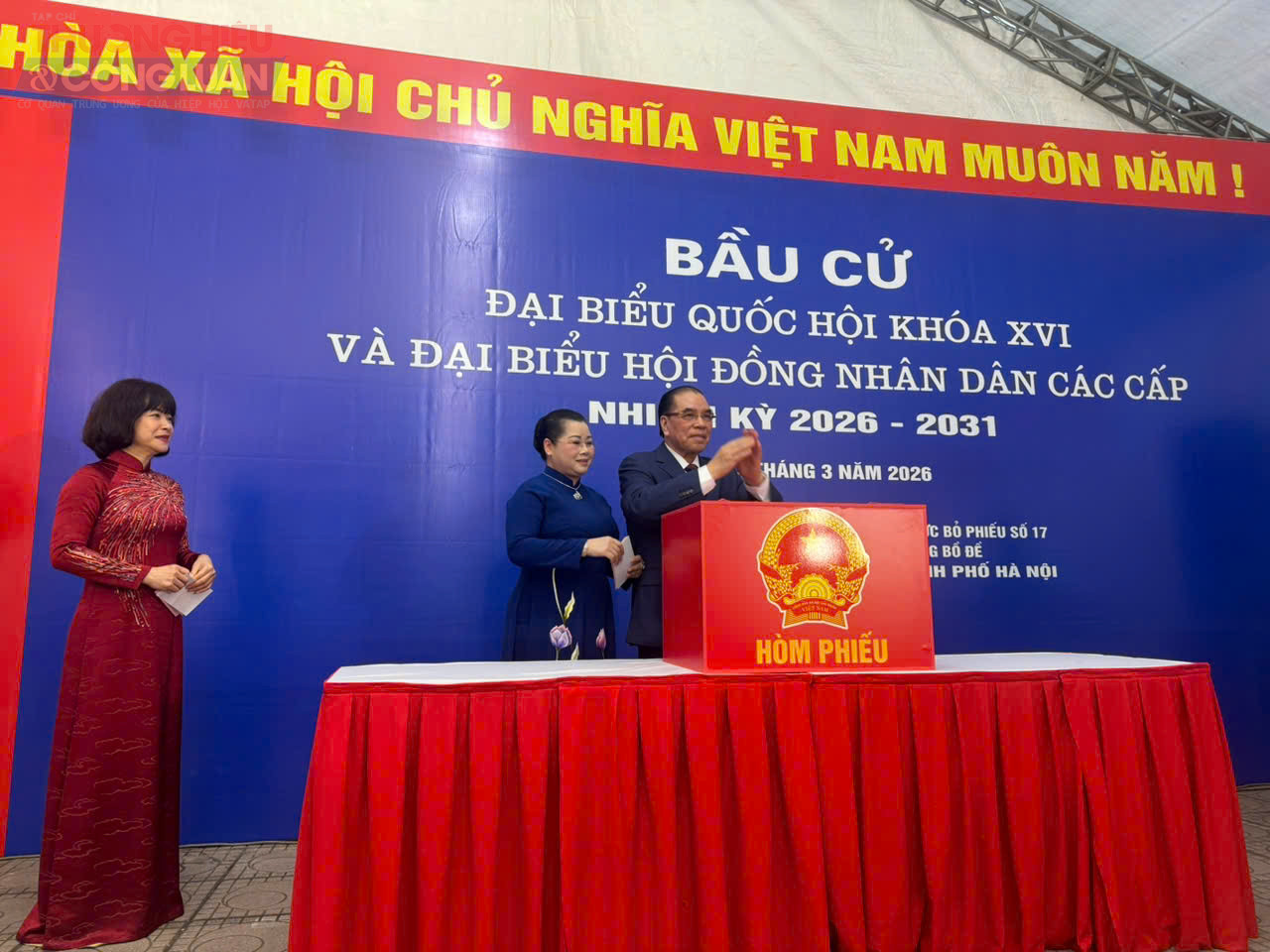 Đồng ch&iacute; Nguy&ecirc;n Tổng B&iacute; thư N&ocirc;ng Đức Mạnh dự khai mạc v&agrave; bỏ phiếu bầu cử đại biểu Quốc hội kho&aacute; XVI v&agrave; đại biểu HĐND c&aacute;c cấp nhiệm kỳ 2026-2031 tại khu vực bỏ phiếu số 17, đơn vị bầu cử số 4, phường Bồ Đề, H&agrave; Nội