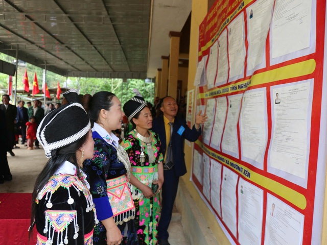 Cử tri Nghệ An gửi gắm niềm tin qua từng lá phiếu bầu đại biểu Quốc hội khóa XVI. Cử tri Nghệ An gửi gắm niềm tin qua từng lá phiếu bầu đại biểu Quốc hội khóa XVI.