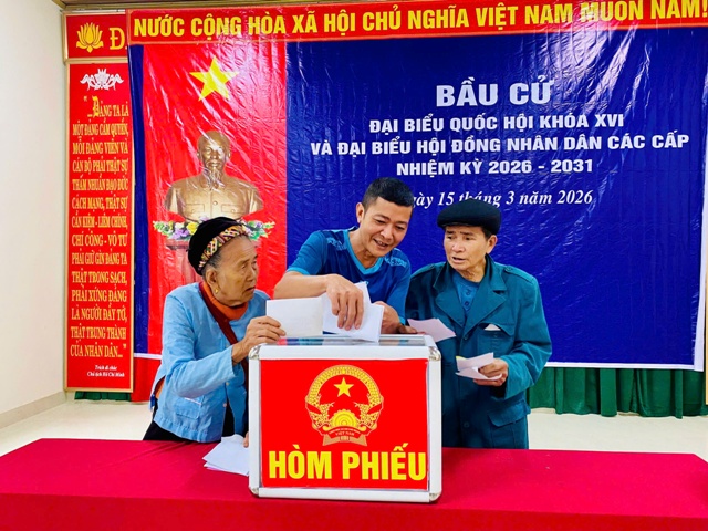Cử tri tại bản Xăng, x&atilde; M&ocirc;n Sơn tham gia bầu cử.