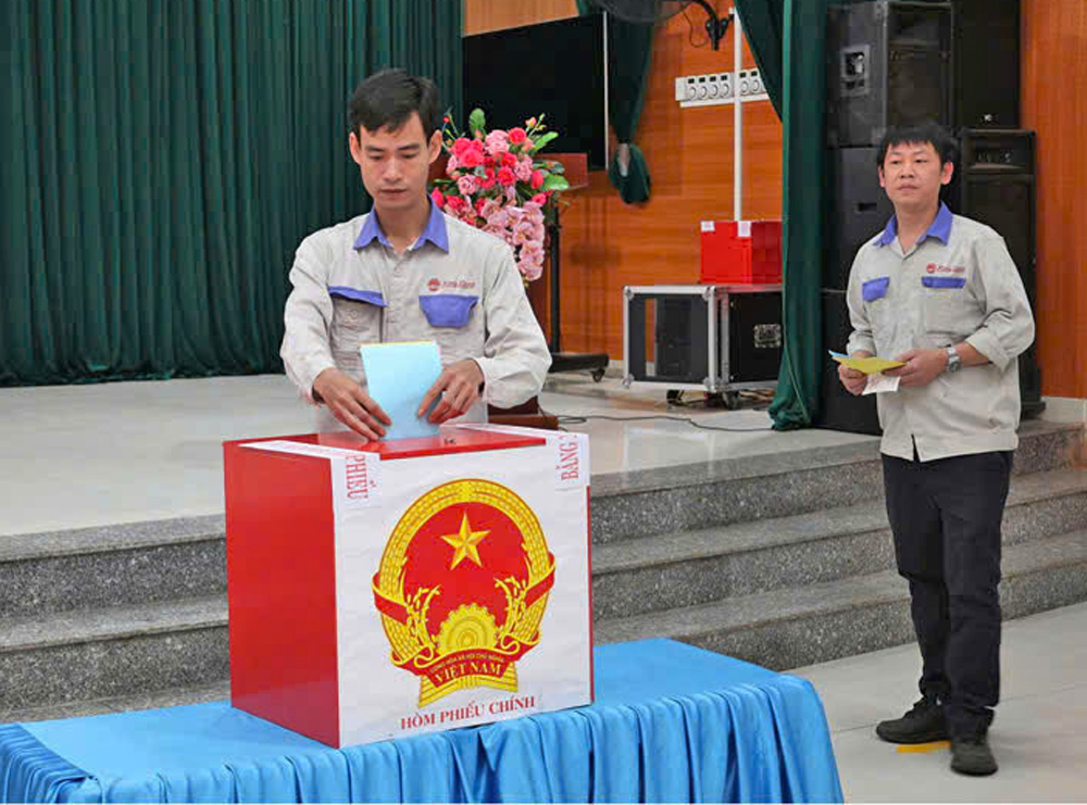 C&ocirc;ng nh&acirc;n l&agrave;m việc tại Khu c&ocirc;ng nghiệp Quế V&otilde; bỏ phiếu tại khu vực bỏ phiếu số 6 tổ d&acirc;n phố H&agrave; Liễu, phường Phường Liễu