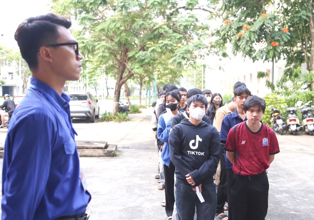 tại khu vực sảnh khu K&yacute; t&uacute;c x&aacute; sinh vi&ecirc;n ph&iacute;a T&acirc;y (phường H&ograve;a Kh&aacute;nh, TP. Đ&agrave; Nẵng), h&agrave;ng trăm sinh vi&ecirc;n đ&atilde; c&oacute; mặt để dự lễ khai mạc cuộc bầu cử