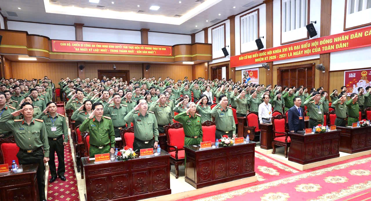 Các cử tri Công an tỉnh (thuộc Khu vực bầu cử số 30, phường Hoa Lư) thực hiện nghi thức chào cờ tại Lễ khai mạc bầu cử. Các cử tri Công an tỉnh (thuộc Khu vực bầu cử số 30, phường Hoa Lư) thực hiện nghi thức chào cờ tại Lễ khai mạc bầu cử.