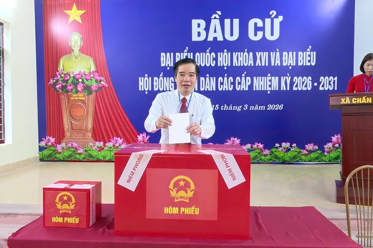 6 giờ 45 ph&uacute;t, c&ugrave;ng với cử tri cả nước v&agrave; th&agrave;nh phố Hải Ph&ograve;ng, 10 khu vực bỏ phiếu tr&ecirc;n địa b&agrave;n x&atilde; Chấn Hưng đ&atilde; đồng loạt khai mạc. Ch&iacute;nh thức mở ra ng&agrave;y hội lớn của to&agrave;n d&acirc;n &ndash; ng&agrave;y hội của quyền l&agrave;m chủ v&agrave; tr&aacute;ch nhiệm c&ocirc;ng d&acirc;n.