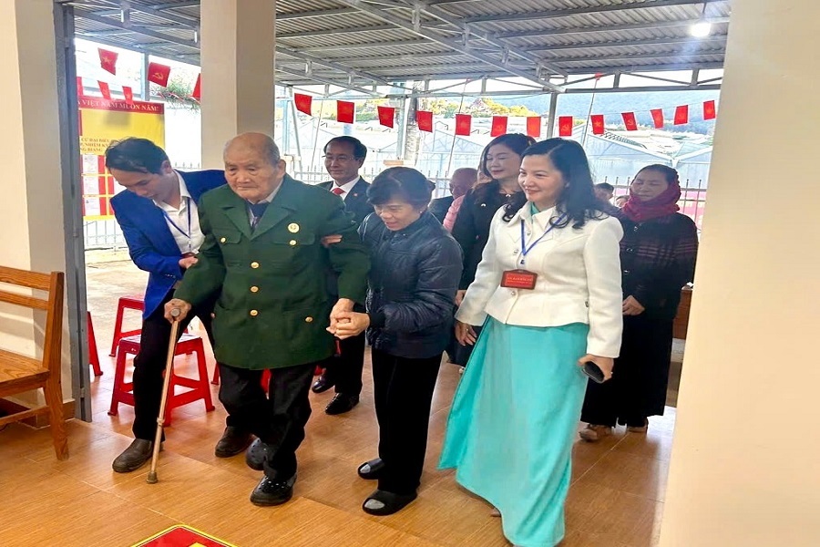 Bí thư Đảng ủy, Chủ tịch HĐND phường Lang Biang - Đà Lạt Trần Thị Chúc Quỳnh đón cử tri đặc biệt của phường - cụ Ngô Viết Ngưu 103 tuổi Bí thư Đảng ủy, Chủ tịch HĐND phường Lang Biang - Đà Lạt Trần Thị Chúc Quỳnh đón cử tri đặc biệt của phường - cụ Ngô Viết Ngưu 103 tuổi