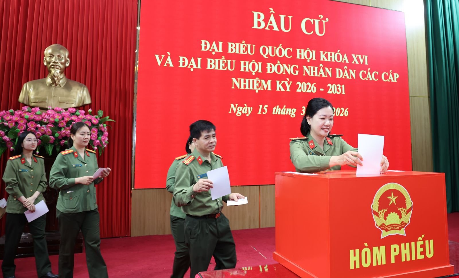 Cử tri khu vực bỏ phiếu số 30, phường Hoa Lư thực hiện bỏ phiếu bầu cử