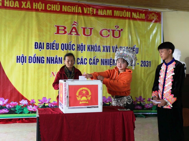 C&aacute;c cử tri tại bản Huồi Giảng 3, x&atilde; Mường x&eacute;n tham gia bỏ phiếu.