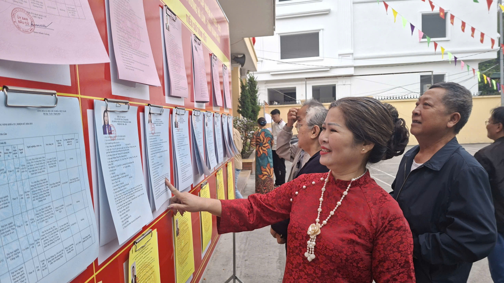 Cử tri khu 8 Hà Lầm (phường Hà Lầm) nghiên cứu lại danh sách ứng cử viên để bỏ phiếu bầu các ứng viên có đủ đức, đủ tài, có tâm, có tầm vào Quốc hội và Hội đồng nhân dân các cấp nhiệm kỳ 2026-2031 Cử tri khu 8 Hà Lầm (phường Hà Lầm) nghiên cứu lại danh sách ứng cử viên để bỏ phiếu bầu các ứng viên có đủ đức, đủ tài, có tâm, có tầm vào Quốc hội và Hội đồng nhân dân các cấp nhiệm kỳ 2026-2031