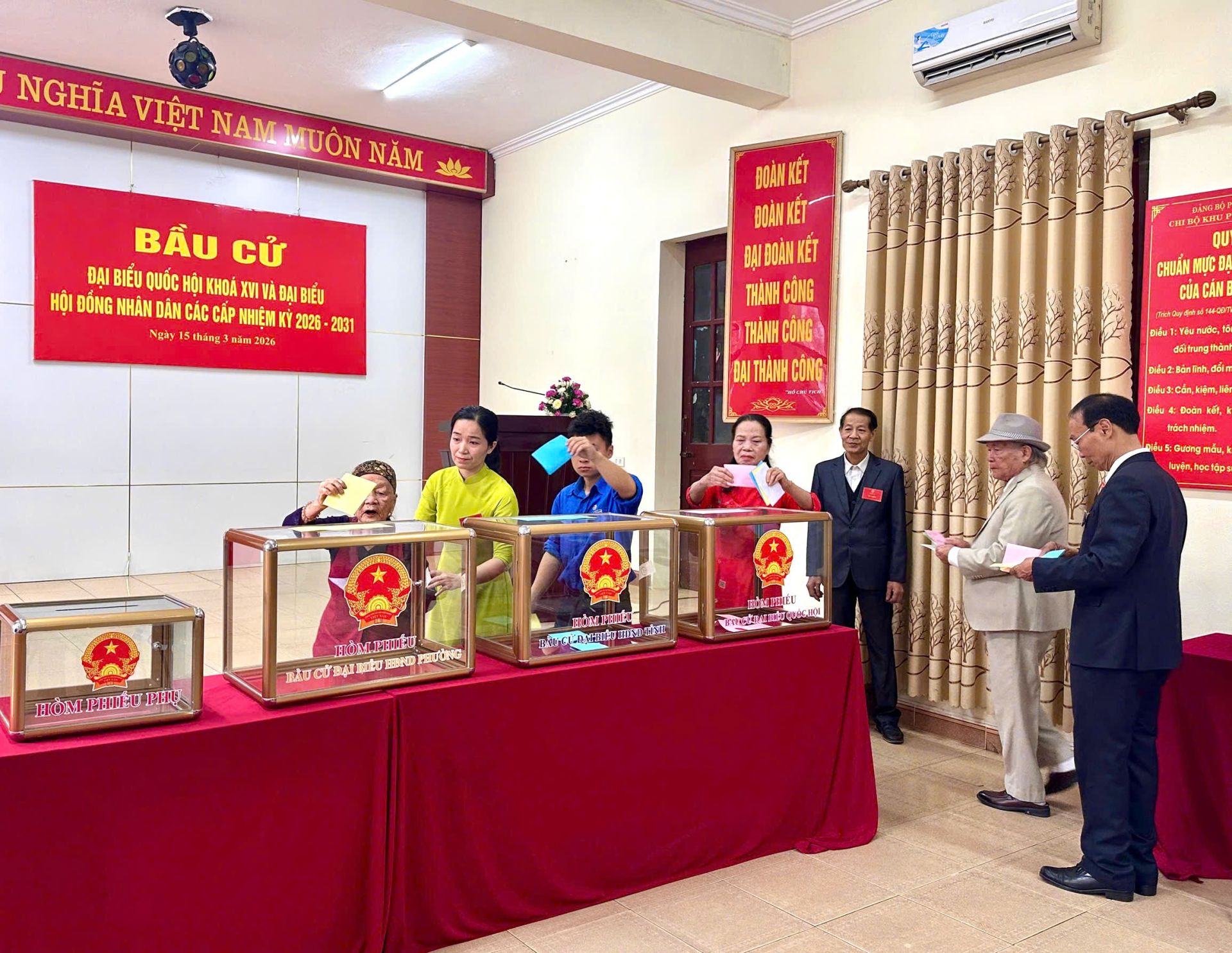 Các cử tri phường Cẩm Phả tham gia bỏ phiếu bầu đại biểu Quốc hội và đại biểu Hội đồng nhân dân các cấp nhiệm kỳ 2026-2031 Các cử tri phường Cẩm Phả tham gia bỏ phiếu bầu đại biểu Quốc hội và đại biểu Hội đồng nhân dân các cấp nhiệm kỳ 2026-2031