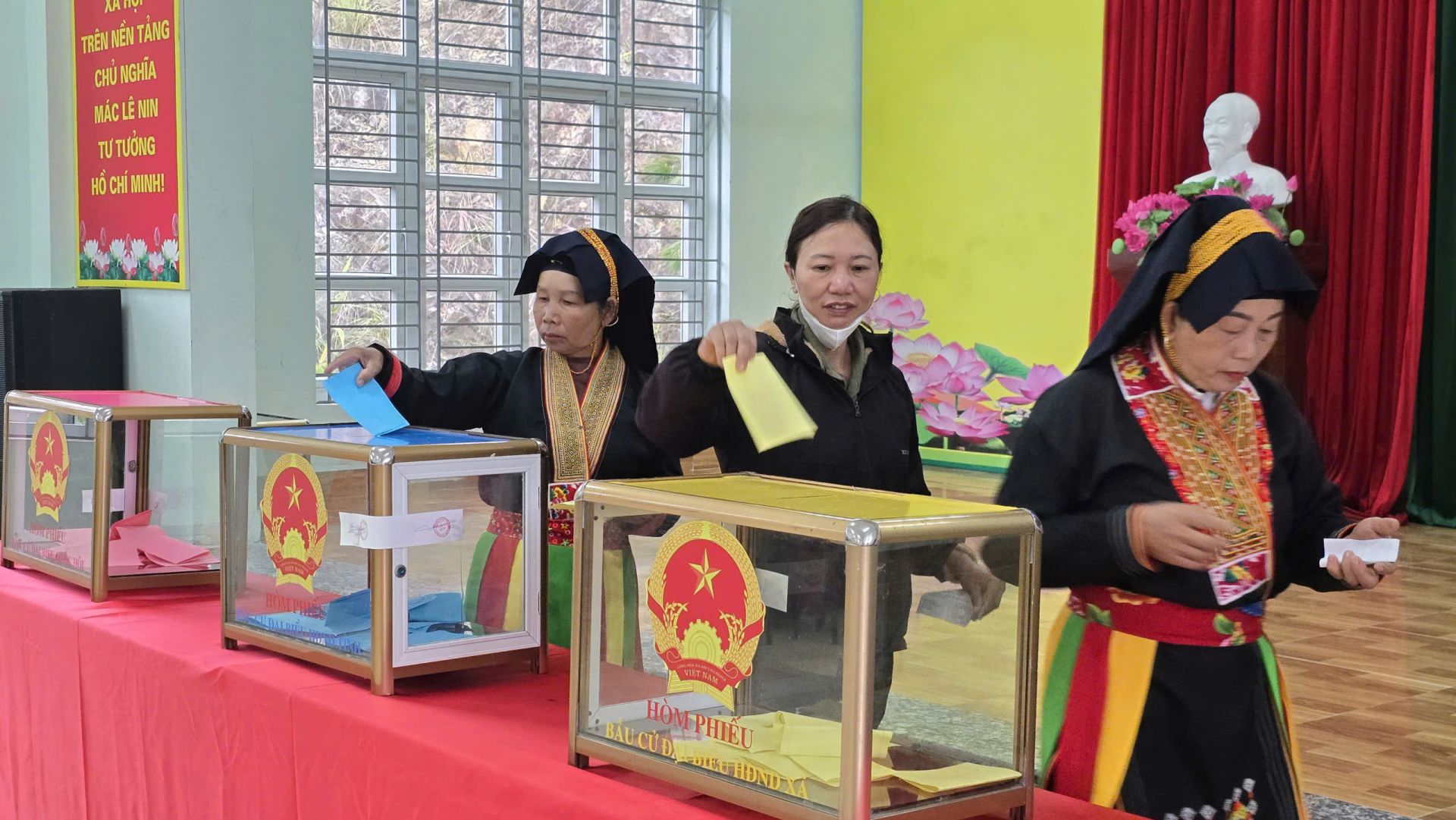 Cử tri là đồng bào dân tộc Tày thôn Đồng Lá, xã Thống nhất gửi trọn niềm tin qua từng lá phiếu Cử tri là đồng bào dân tộc Tày thôn Đồng Lá, xã Thống nhất gửi trọn niềm tin qua từng lá phiếu