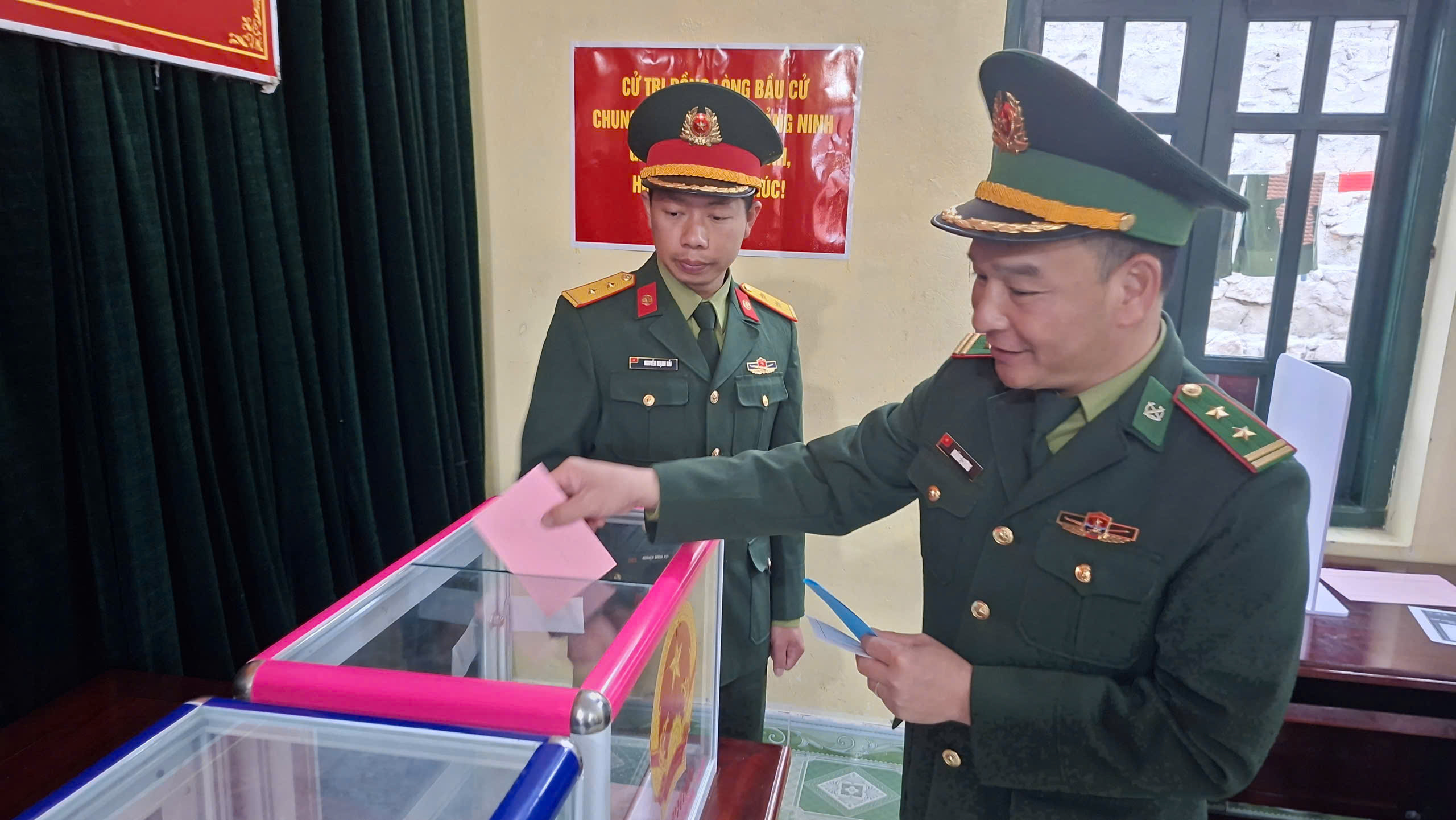 Quân và dân đảo Trần tham gia bầu cử Quân và dân đảo Trần tham gia bầu cử