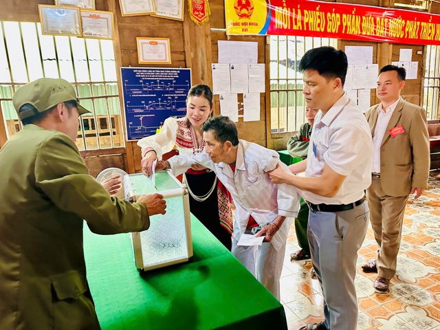 Nhiều xã miền núi Nghệ An hoàn thành bầu cử từ sớm với 100% cử tri tham gia. Nhiều xã miền núi Nghệ An hoàn thành bầu cử từ sớm với 100% cử tri tham gia.