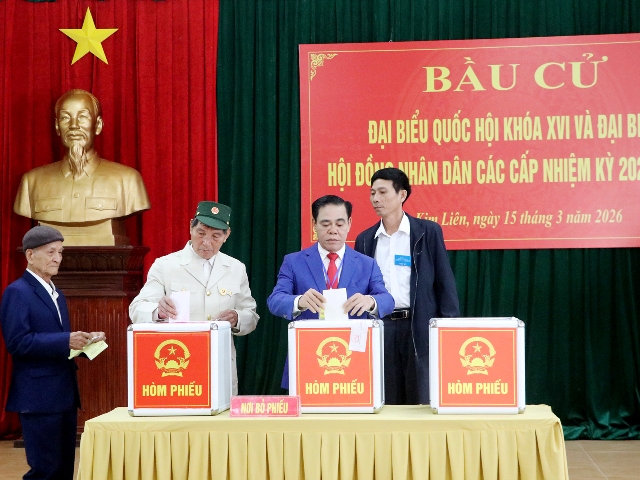 Chủ tịch UBND tỉnh Võ Trọng Hải thực hiện quyền công dân tại điểm bầu cử Kim Liên. Chủ tịch UBND tỉnh Võ Trọng Hải thực hiện quyền công dân tại điểm bầu cử Kim Liên.