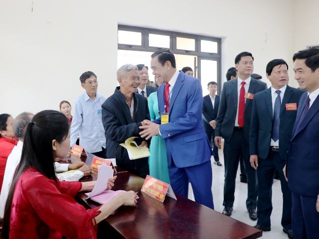 Chủ tịch UBND tỉnh Võ Trọng Hải động viên cử tri tại các khu vực bỏ phiếu. Chủ tịch UBND tỉnh Võ Trọng Hải động viên cử tri tại các khu vực bỏ phiếu.