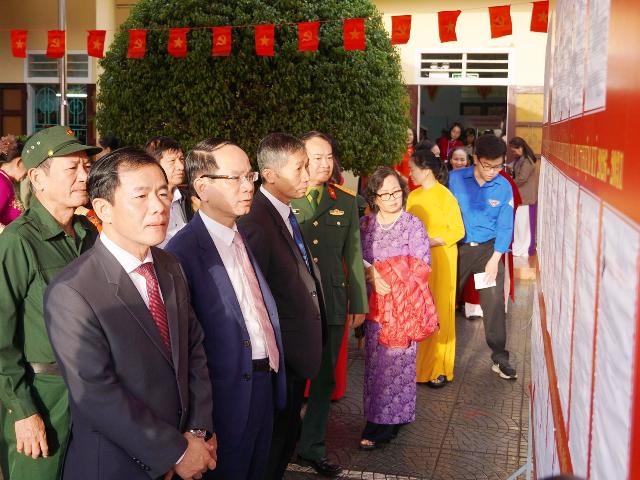 Quảng Trị: Bí thư Tỉnh ủy Nguyễn Văn Phương bỏ phiếu bầu cử tại khu vực bỏ phiếu số 15, phường Đồng Hới