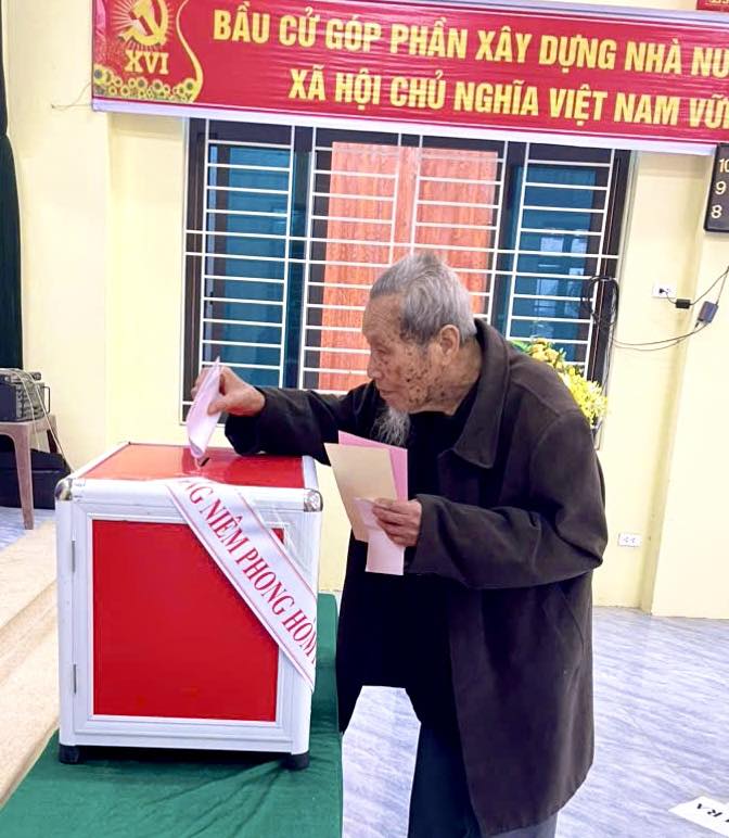 Hà Nội: Xã Ứng Thiên đạt 93,2% cử tri đi bầu trước 12h30, nhiều cụ cao tuổi trực tiếp tham gia Ngày hội bầu cử