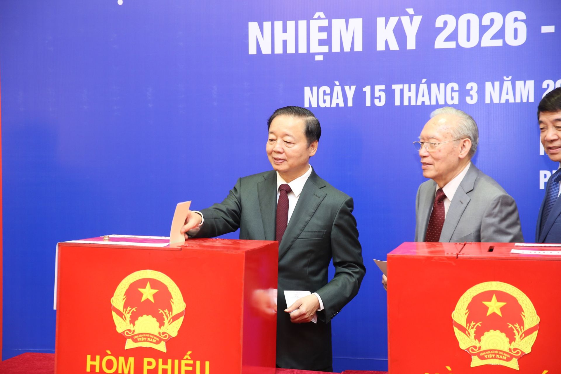 Phó Thủ tướng Chính phủ Trần Hồng Hà bỏ phiếu tại khu vực bỏ phiếu số 7, phường Phúc Lợi. Toàn phường Phúc Lợi trên 40.230 cử tri tham gia bầu cử đại biểu Quốc hội và đại biểu HĐND Thành phố; trong đó 36.459 cử tri tham gia bầu cử đại biểu HĐND phường. Hơn 3.400 cử tri tại Đơn vị bầu cử số 2 - Khu vực bầu cử số 7 đã thực hiện bỏ phiếu bầu đại biểu Quốc hội khóa XVI và đại biểu HĐND các cấp nhiệm kỳ 2026-2031- Ảnh: VGP/Minh Khôi Phó Thủ tướng Chính phủ Trần Hồng Hà bỏ phiếu tại khu vực bỏ phiếu số 7, phường Phúc Lợi. Toàn phường Phúc Lợi trên 40.230 cử tri tham gia bầu cử đại biểu Quốc hội và đại biểu HĐND Thành phố; trong đó 36.459 cử tri tham gia bầu cử đại biểu HĐND phường. Hơn 3.400 cử tri tại Đơn vị bầu cử số 2 - Khu vực bầu cử số 7 đã thực hiện bỏ phiếu bầu đại biểu Quốc hội khóa XVI và đại biểu HĐND các cấp nhiệm kỳ 2026-2031- Ảnh: VGP/Minh Khôi