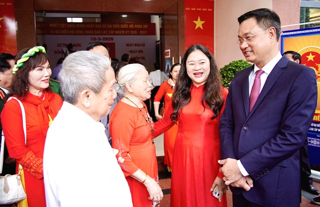 B&iacute; thư Th&agrave;nh ủy Đ&agrave; Nẵng L&ecirc; Ngọc Quang thăm hỏi c&aacute;c cử tri lớn tuổi.