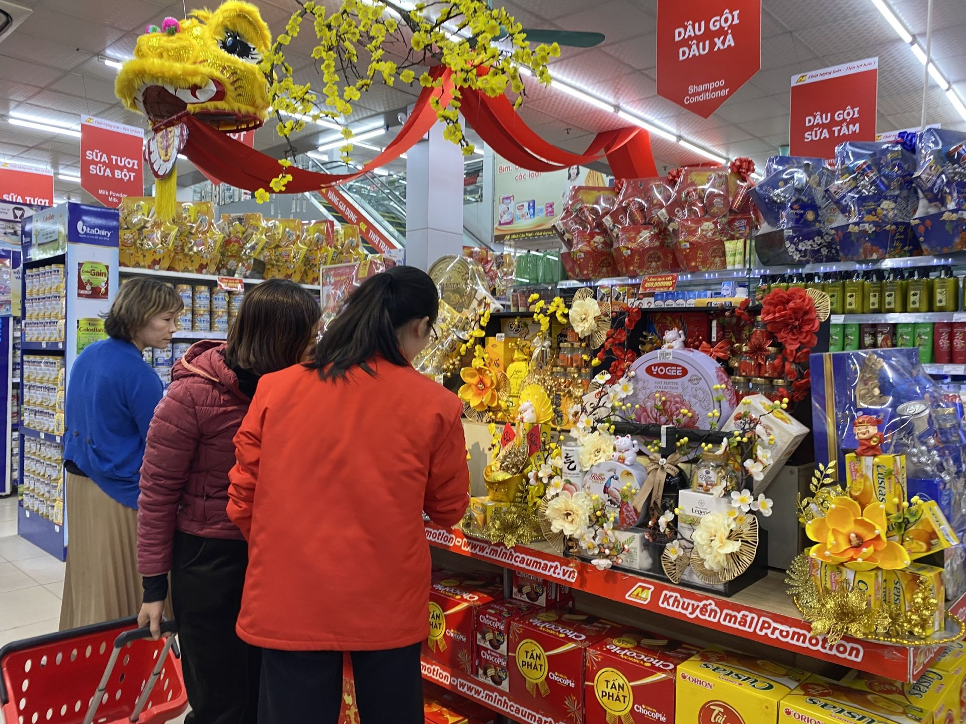 Năm 2023, Luật Bảo vệ quyền lợi người tiêu dùng (sửa đổi) đã được Quốc hội khóa XV thông qua. Nhiều quy định đã được hoàn thiện, bổ sung, điều chỉnh các vấn đề mới phát sinh trong thực tiễn Năm 2023, Luật Bảo vệ quyền lợi người tiêu dùng (sửa đổi) đã được Quốc hội khóa XV thông qua. Nhiều quy định đã được hoàn thiện, bổ sung, điều chỉnh các vấn đề mới phát sinh trong thực tiễn