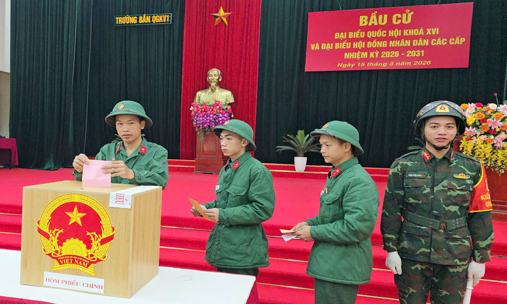 Chiến sĩ mới thuộc Tiểu đo&agrave;n bộ binh số 2, trường bắn quốc gia khu vực 1 đi bỏ phiếu.