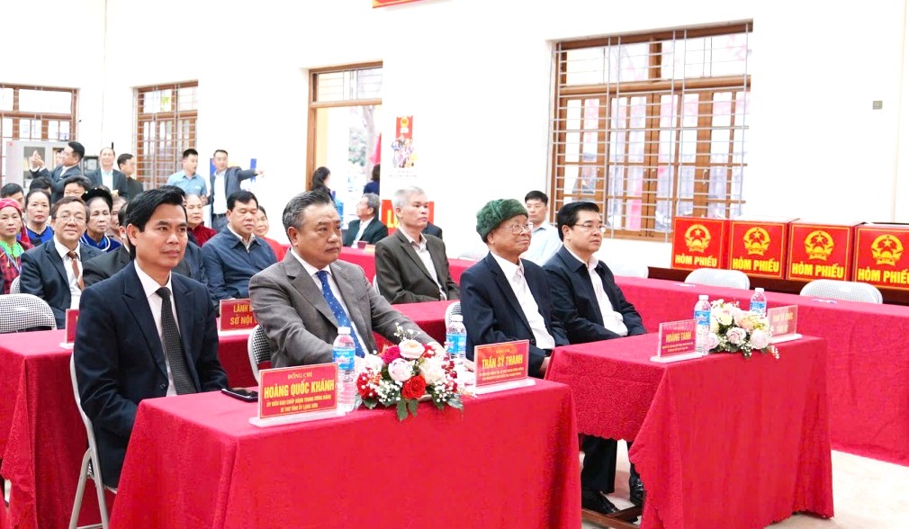 Đồng chí Trần Sỹ Thanh, Ủy viên Bộ Chính trị, Bí thư Trung ương Đảng, Chủ nhiệm Ủy ban Kiểm tra Trung ương và đồng chí Hoàng Quốc Khánh, Ủy viên Trung ương Đảng, Bí thư Tỉnh ủy, Trưởng Ban chỉ đạo Bầu cử tỉnh dự khai mạc bầu cử tại khu vực bỏ phiếu số 6 Đồng chí Trần Sỹ Thanh, Ủy viên Bộ Chính trị, Bí thư Trung ương Đảng, Chủ nhiệm Ủy ban Kiểm tra Trung ương và đồng chí Hoàng Quốc Khánh, Ủy viên Trung ương Đảng, Bí thư Tỉnh ủy, Trưởng Ban chỉ đạo Bầu cử tỉnh dự khai mạc bầu cử tại khu vực bỏ phiếu số 6