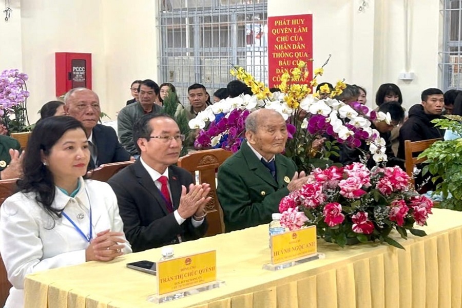 Cụ Ngô Viết Ngưu dự khai mạc ngày bầu cử cùng lãnh đạo tỉnh, lãnh đạo phường và các cử tri tổ dân phố Đăng Lèn Cụ Ngô Viết Ngưu dự khai mạc ngày bầu cử cùng lãnh đạo tỉnh, lãnh đạo phường và các cử tri tổ dân phố Đăng Lèn