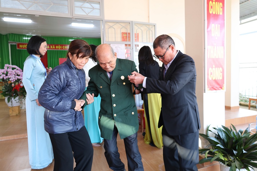 Cụ Ngưu được thành viên tổ bầu cử hỗ trợ ra về sau khi bỏ phiếu xong Cụ Ngưu được thành viên tổ bầu cử hỗ trợ ra về sau khi bỏ phiếu xong