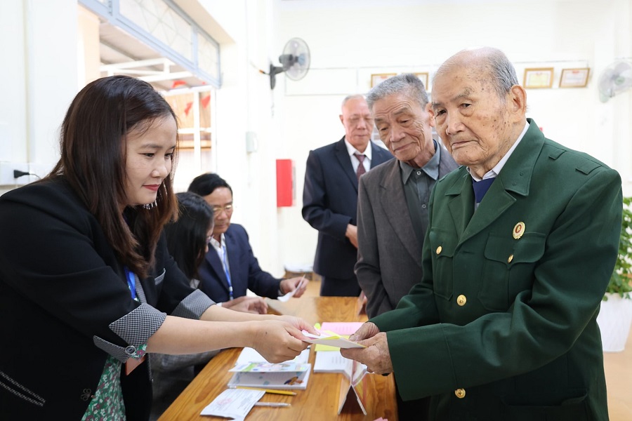 Cụ Ngưu nhận phiếu bầu Cụ Ngưu nhận phiếu bầu