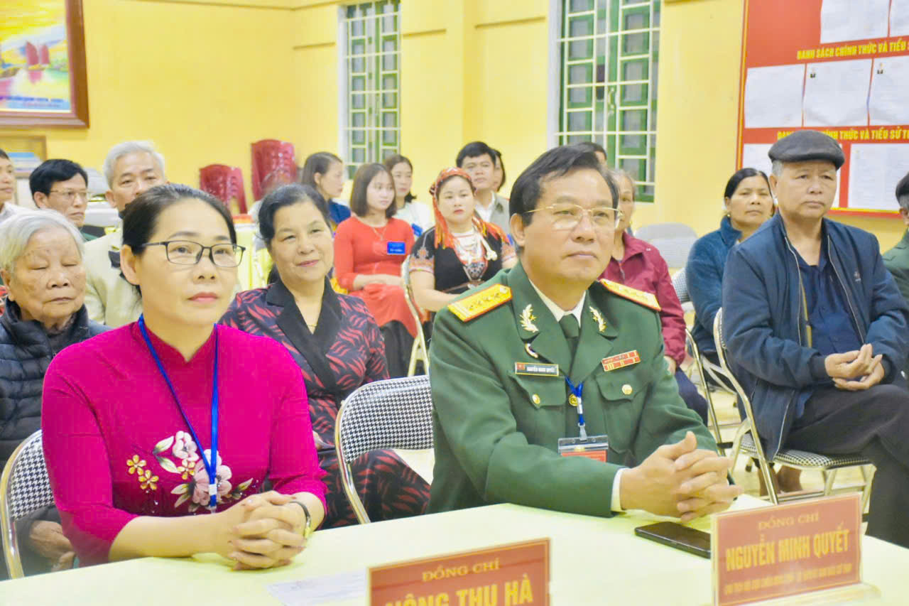 Cử tri xã Khánh Hòa tham dự lễ khai mạc và thực hiện quyền bầu cử tại khu vực bỏ phiếu số 3 (gồm các thôn 7, 8 và 9). Cử tri xã Khánh Hòa tham dự lễ khai mạc và thực hiện quyền bầu cử tại khu vực bỏ phiếu số 3 (gồm các thôn 7, 8 và 9).