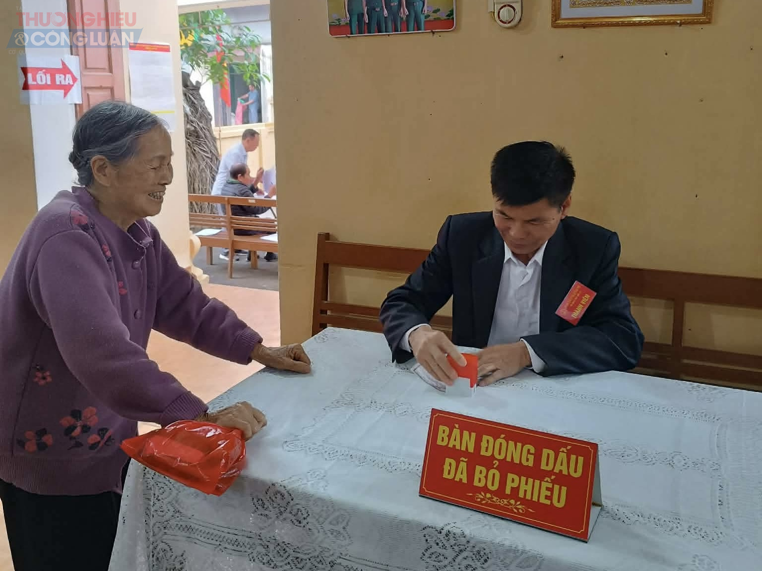 Nhiều cử tri bày tỏ niềm vui, sự phấn khởi khi được trực tiếp tham gia lựa chọn những đại biểu xứng đáng đại diện cho ý chí, nguyện vọng của nhân dân. Nhiều cử tri bày tỏ niềm vui, sự phấn khởi khi được trực tiếp tham gia lựa chọn những đại biểu xứng đáng đại diện cho ý chí, nguyện vọng của nhân dân.