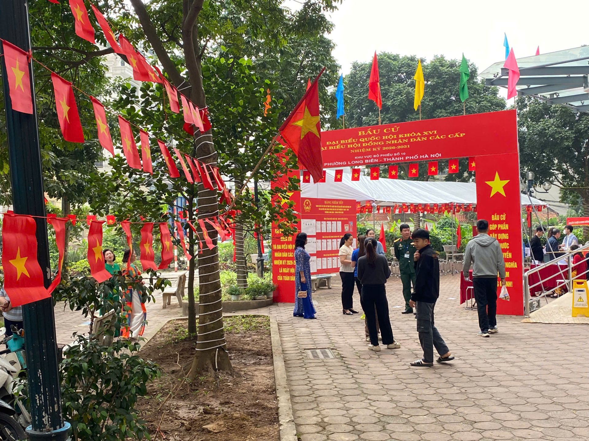 Không khí rộn ràng tại Khu vực bầu cử số 10 phường Long Biên, TP Hà Nội đầu giờ sáng ngày 15/3 Không khí rộn ràng tại Khu vực bầu cử số 10 phường Long Biên, TP Hà Nội đầu giờ sáng ngày 15/3