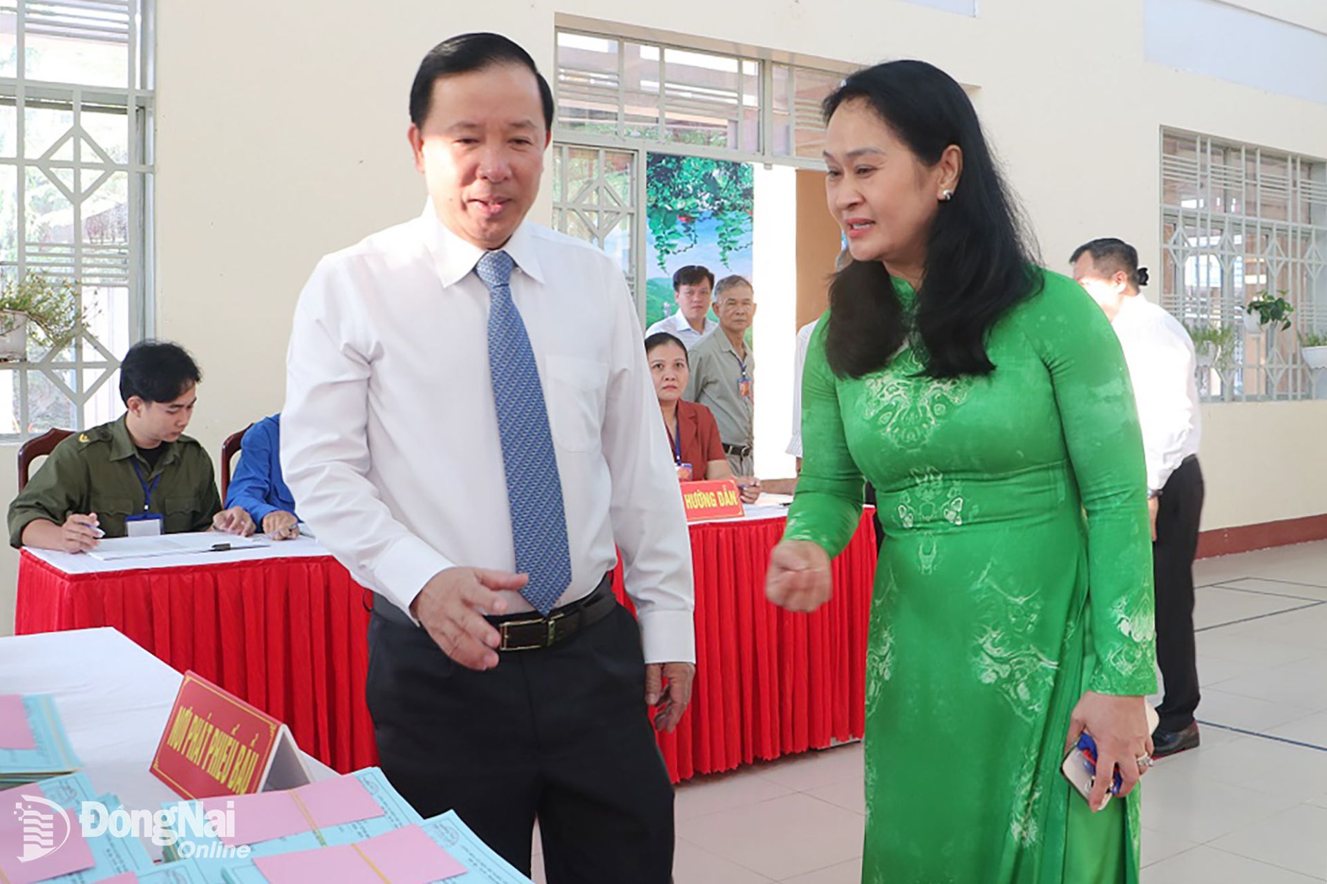 Phó Bí thư Tỉnh ủy, Chủ tịch UBND tỉnh kiểm tra công tác chuẩn bị trước khi các cử tri bỏ phiếu. (Ảnh: Phạm Tùng) Phó Bí thư Tỉnh ủy, Chủ tịch UBND tỉnh kiểm tra công tác chuẩn bị trước khi các cử tri bỏ phiếu. (Ảnh: Phạm Tùng)